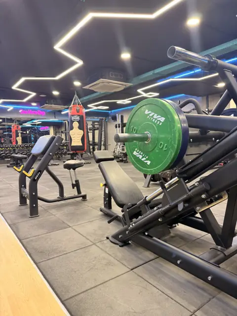 Plate-loaded press